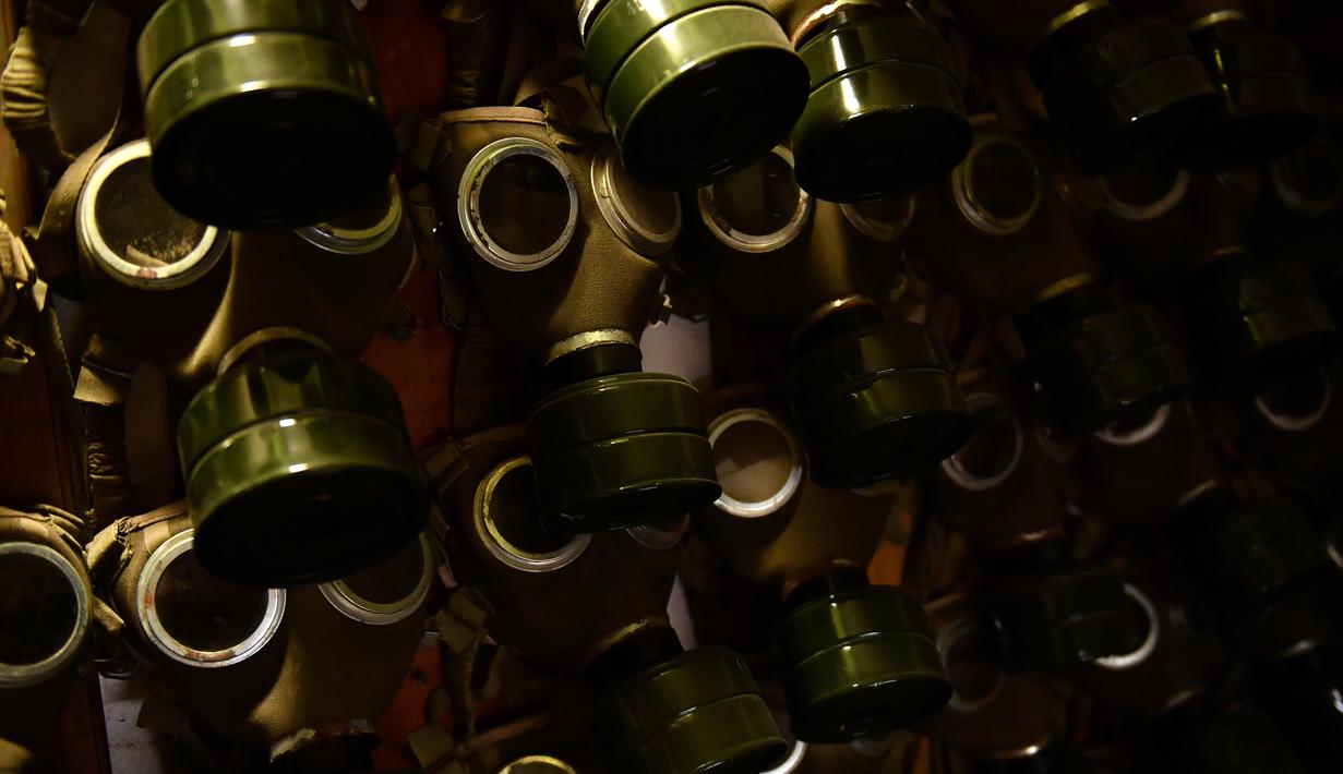 Masker gas tergantung pada dinding di Rock Nuclear Bunker Museum, Budapest, Hungaria, 14 Oktober 2022. Sebagian besar latihan perang nuklir yang digelar oleh NATO diadakan setidaknya 1.000 kilometer dari perbatasan Rusia. (AP Photo/Anna Szilagyi, File)
