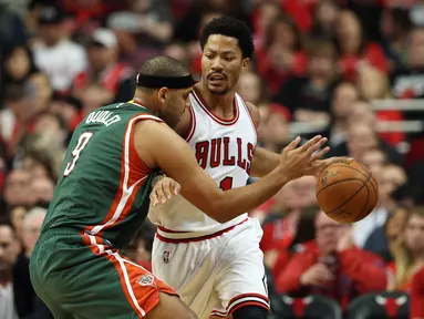 Derrick Rose (kanan) berusaha melepaskan diri dari kawalan ketat Jared Dudley (kiri) (Jerry Lai-USA TODAY Sports)