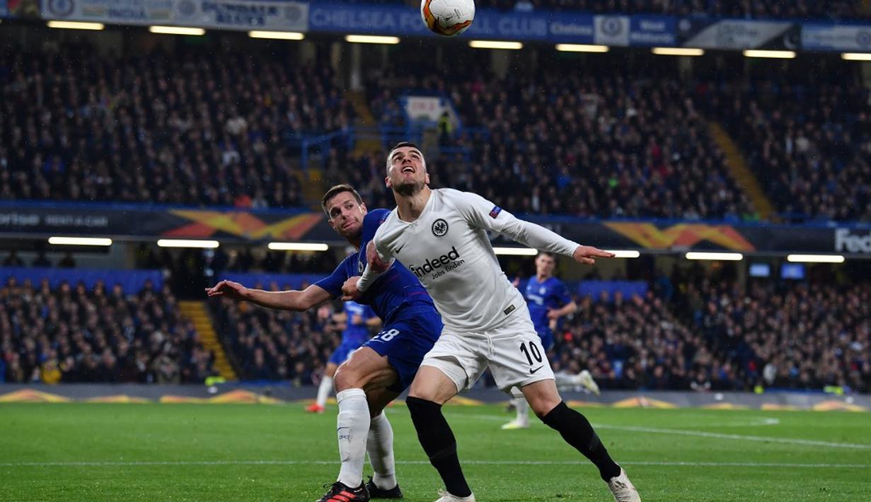 Duel antara Cesar Azpilicueta dan Filip Kostic pada leg kedua Liga Europa yang berlangsung di Stadion Stamford Bridge, London, Jumat (10/5). Chelsea menang 4-3 atas Eintracht Frankfurt lewat adu penalti. (AFP/Oliver Greenwood)