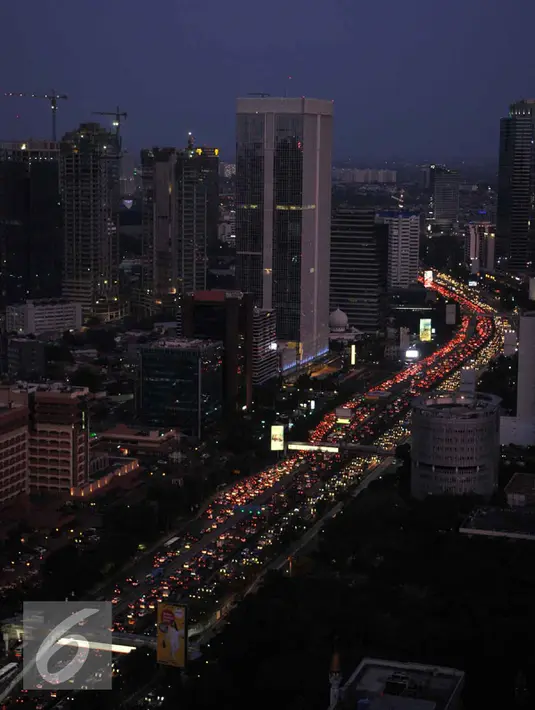 Kemacetan mengular jelang libur panjang Idul Adha di tol dalam kota dan lingkar luar Jakarta, Jumat (9/9). (Liputan6.com/Gempur M Surya)