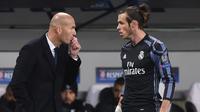 Gelandang Real Madrid Gareth Bale (kanan) mendapat instruksi dari pelath Zinedine Zidane pada laga melawan Legia Warsawa di Pepsi Arena, Warsawa, Rabu (2/11/2016). (AFP/Janek Skarzynski)