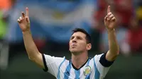 Bintang Barcelona Lionel Messi merayakan golnya dengan selebrasi menatap langit saat Argentina bertemu Nigeria, Beira-Rio Stadium, Porto Alegre (25/06/2014) (AFP PHOTO/PEDRO UGARTE)