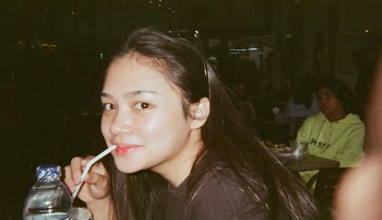 Kecantikan putri Mulan Jameela dari pernikahan pertama dengan Harry Nugraha, Tiarani Savitri, tetap terpancar walau wajahnya tak terpoles make up. (Foto: Instagram/@tiaransvtr)