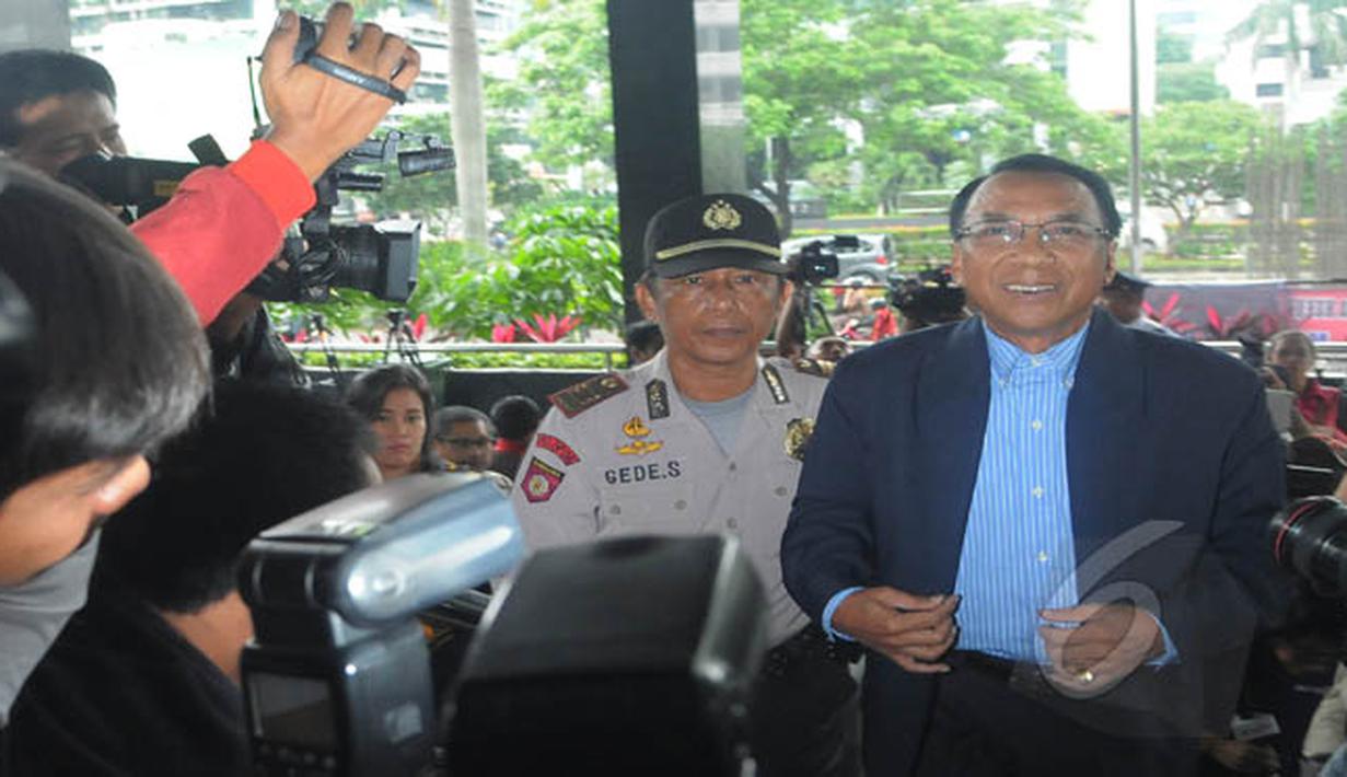 Jero Wacik tiba di kantor KPK, Jakarta, Rabu (11/2/2015). Jero Wacik diperiksa sebagai saksi untuk kasus dugaan penerimaan hadiah atau janji terkait kegiatan yang telah menjerat mantan Sekjen Kementerian ESDM, Waryono Karno. (Liputan6.com/Herman Zakharia)