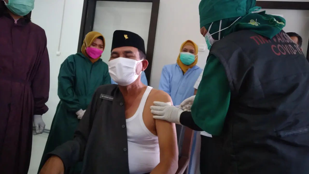 Ketua DPRD Kabupaten Blora, HM Dasum disuntik vaksin Covid-19. (Liputan6.com/Ahmad Adirin)