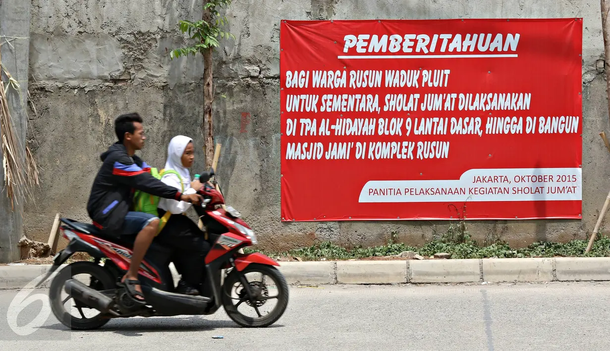 Warga saat melintasi kawasan Muara Baru, Jakarta Utara, Jumat (6/11/2015). Tak tersedianya tempat ibadah, maka warga berinisiatif untuk melakukan salat di PAUD Rusun Muara Baru. (Liputan6.com/Immanuel Antonius)