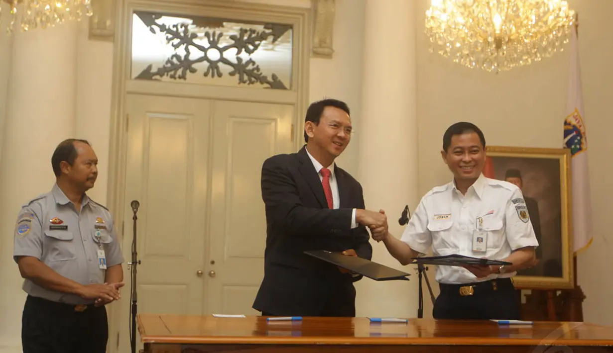 Pemprov DKI Jakarta bekerjasama dengan Kementerian Perhubungan dan PT KAI, (1/10/14). (Liputan6.com/Herman Zakharia)