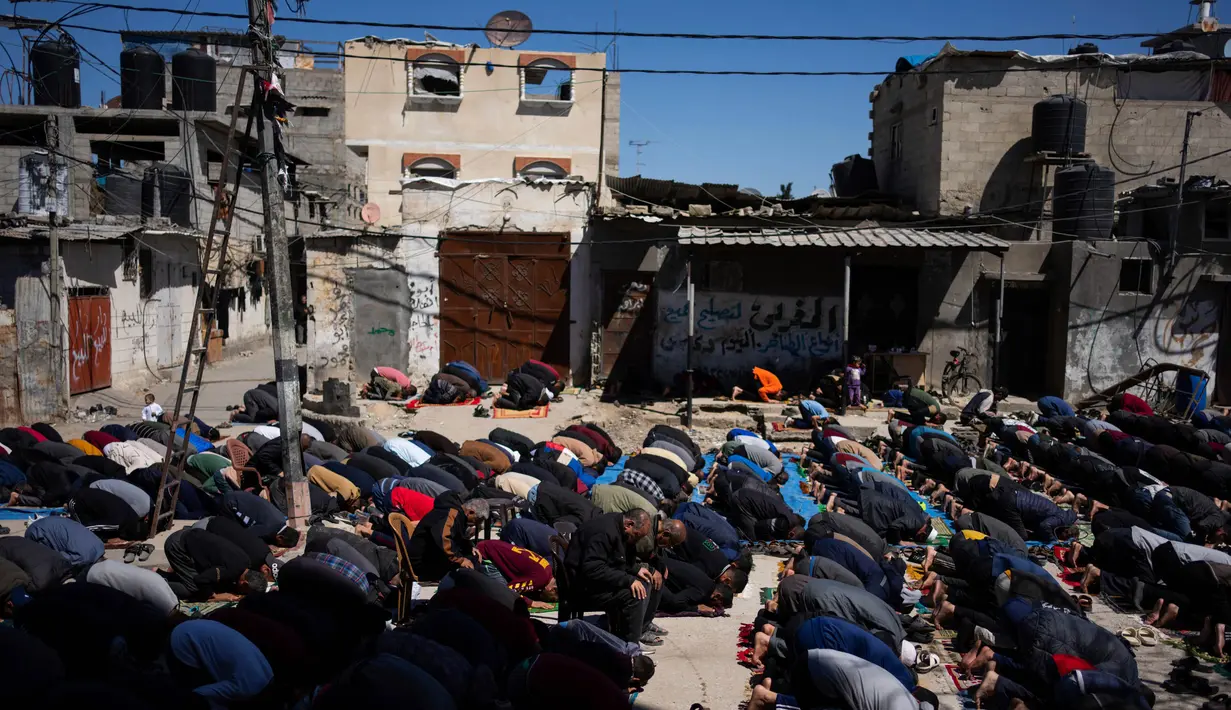 Masjid menjadi salah satu dari beberapa bangunan vital di Gaza yang hancur akibat gempuran Israel. (AP Photo/Fatima Shbair)