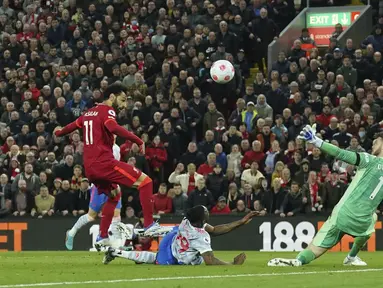 Liverpool tanpa ampun menghajar Manchester United empat gol tanpa balas dalam duel pekan ke-30 Premier League 2021/22, Rabu (20/4/2022). Mohamed Salah menjadi bintang dengan memborong dua gol. (AP/Jon Super)