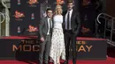 Pemain film " The Hunger Games : Mockingjay - Part 2" berpose sebelum membuat cetakan tangan di TCL Chinese theatre di Hollywood, California, (31/10/2015). TCL Chinese theatre merupakan salah satu teater film terbesar di Hollywood. (REUTERS/Mario Anzuoni)