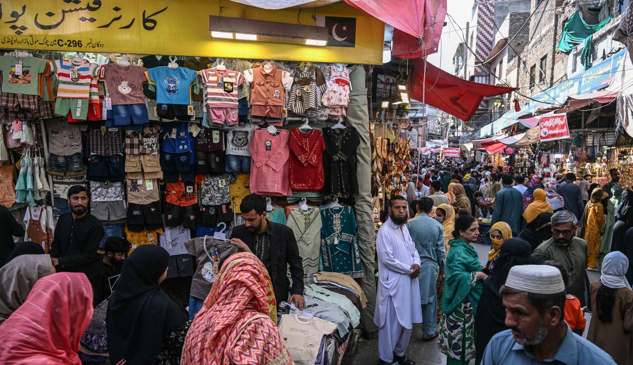 Umat Muslim Pakistan berbelanja untuk perayaan Idul Fitri, selama minggu terakhir bulan suci Ramadan 1447 Hijriah, di Rawalpindi pada 14 Maret 2026. Pasar di Rawalpindi, Pakistan, dipadati warga menjelang Hari Raya Idul Fitri 1447 Hijriah. (Farooq NAEEM/AFP)