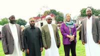 Ribuan warga muslim Inggris beramai-ramai merayakan Idul Fitri, di sebuah lapangan terbuka di Taman Lampton, di kota kecil Hounslow, Inggris