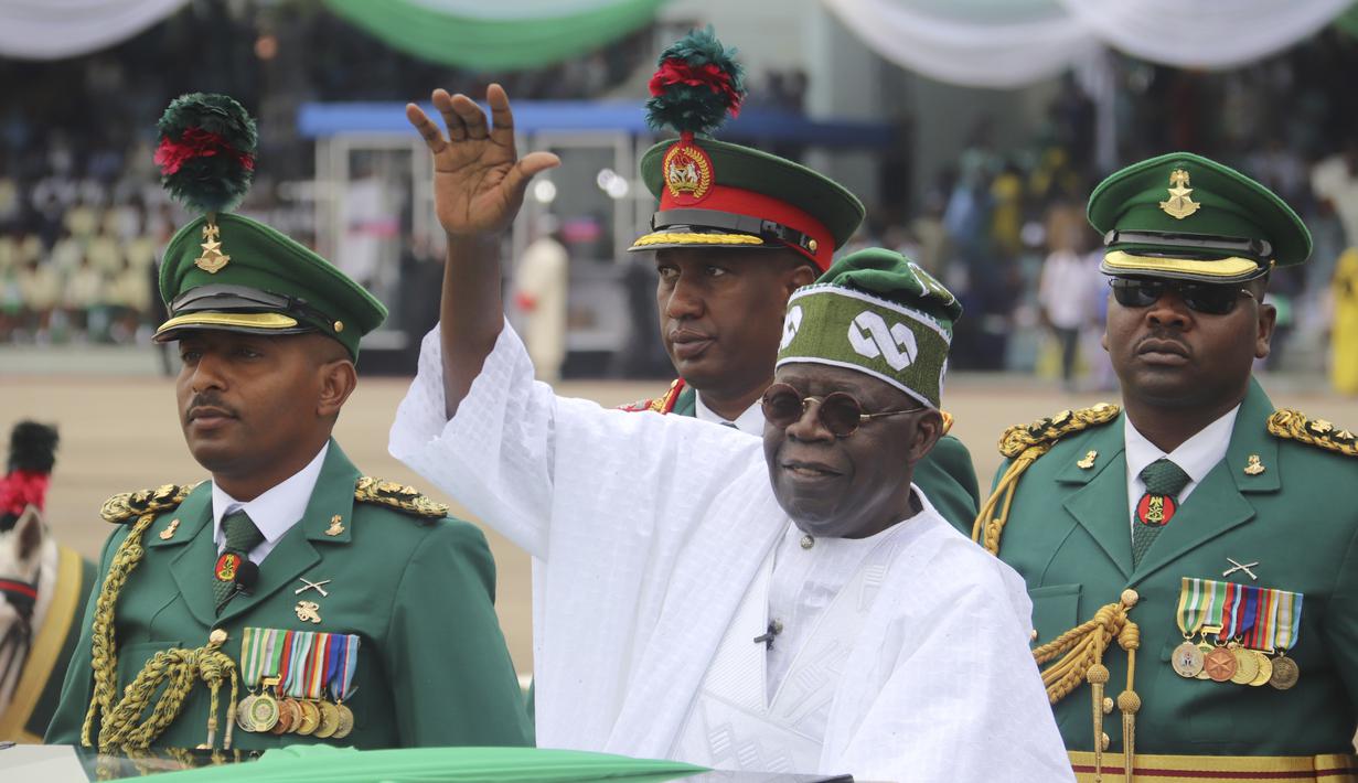 Tinubu menghapus subsidi bensin pada hari pertamanya menjabat pada akhir Mei, mengakhiri program yang telah berlangsung selama beberapa dekade yang membuat bensin terjangkau bagi banyak orang.  (AP Photo/Olamikan Gbemiga, File)