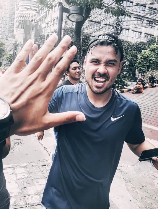 "Pagi-pagi sudah ada yang bikinin makanan, kalo siang kerja bawannya mau pulang ke rumah karena istri masak. Biasanya kan makan sendiri beli makanan, nah ini sudah ada yang ngurusin," katanya. (Instagram/chicco.jerikho)