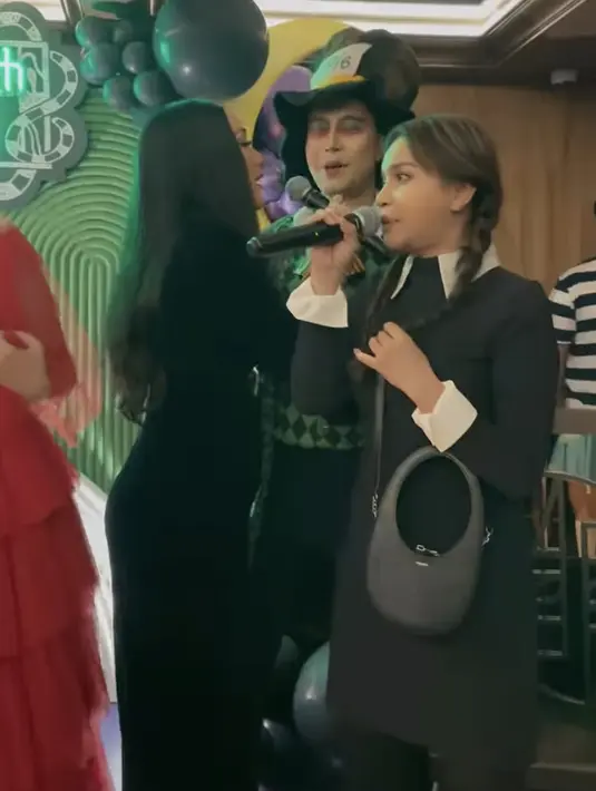 Begitupun dengan Rossa yang mengenakan dress hitam lengan panjang dengan kerah dan lengan putih. Ia juga mengenakan rambut kepangnya. @jscmila.