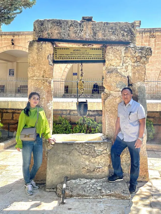 Kunjungi Makam Nabi Ayyub, Ini 7 Potret Liburan Bella Saphira di Turki