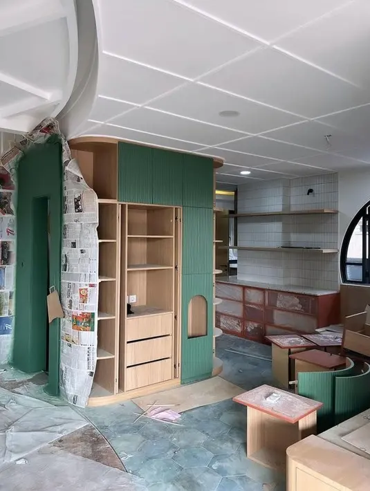 <p>Yang mencuri perhatian netizen adalah aksen lengkungan yang ada di beberapa furnitur kitchen set. Warna emerald green yang dipadu dengan cokelat menjadi perpaduan yang pas. [Foto: instagram.com/sabaidieter]</p>