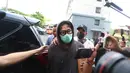 Musisi sekaligus aktor, Onadio Leonardo atau akrab disapa Onad, saat tiba di Polres Jakarta Barat pada Senin (3/11/2025). Sebelumnya, Satresnarkoba Polres Metro Jakarta Barat menangkap musisi dan aktor Leonardo Arya alias Onadio Leonardo atau akrab disapa Onad terkait terkait kasus penyalahgunaan narkoba pada Kamis (30/10) sekitar pukul 22.00 WIB. (Kapanlagi.com/Budy Santoso)