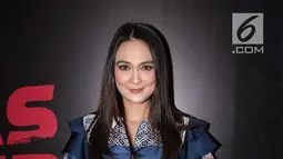 Aktris Luna Maya berpose saat konferensi pers film terbarunya Suzzana: Bernapas dalam kubur di Jakarta, Senin (24/9). Secara resmi, rumah produksi Soraya Intercine Films memperkenalkan Luna Maya sebagai pemeran Suzzanna.  (Liputan6.com/Faizal Fanani)