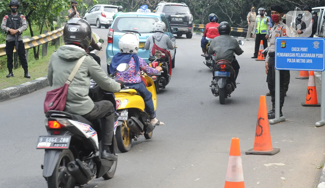 Petugas gabungan saat penyekatan kendaraan menuju Jakarta di Kelapa Dua, Jagakarsa, Jakarta Selatan, Rabu (27/05/2020). Pemerintah Provinsi DKI Jakarta menerapkan pengetatan bagi para calon pendatang pasca Hari Raya Idul Fitri 1441 Hijriah. (merdeka.com/Arie Basuki)