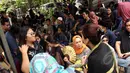 Rumah duka almarhum Didi Widiatmoko atau lebih akrab disapa Didi Petet telah dipadati oleh kerabat dan sanak saudara di kawasan Ciputat, Tangsel, Jumat (15/5/2015). Didi Petet meninggal karena diduga menderita asam lambung. (Liputan6.com/Helmi Afandi)
