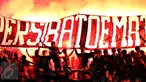  Suporter tim Maung Bandung bersorak sambil menyalakan suar usai menyaksikan laga Persib melawan Mitra Kukar FC di babak 8 besar Piala Presiden 2017 di Stadion Manahan, Solo, Sabtu (25/2). Persib lolos ke semifinal. (Liputan6.com/Helmi Fithriansyah) 