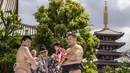 Para bayi bertanding untuk melihat siapa yang menangis lebih dulu atau lebih keras. Dalam acara ini, seorang pegulat sumo akan menggendong bayi dan berusaha memancing tangisannya, misalnya dengan membuat ekspresi wajah lucu atau suara keras. (AFP/Yuichi Yamazaki)
