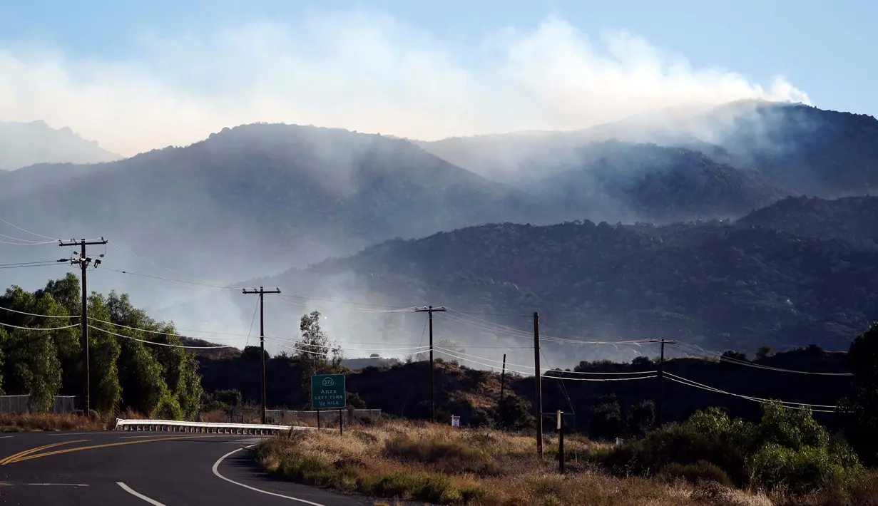 Asap sisa kebakaran ladang dan perbukitan di Dataran Tinggi Aguanga, California, Amerika Serikat, Selasa, 31 Oktober 2023. (AP Photo/Marcio Jose Sanchez)
