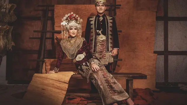 6 Potret Prewedding Masayu Clara dan Qausar Harta dengan Baju Adat, Tampil Serasi