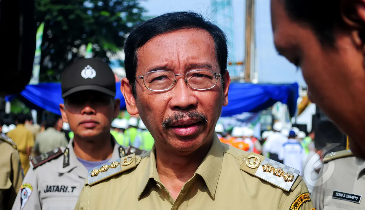 Walikota Jakarta Selatan, Syamsudin Noor saat menghadiri peresmian pembangunan jalan layang Kapten Tendean-Blok M-Ciledug, Jakarta, Selasa (10/3/2015). Pembangunan jalan layang tersebut akan rampung pada tahun 2016 mendatang. (Liputan6.com/Yoppy Renato)