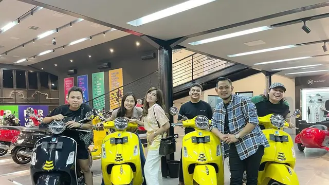 Keanu Agl, Dara Arafah, dan Fadil Jaidi mendapatkan hadiah Vespa