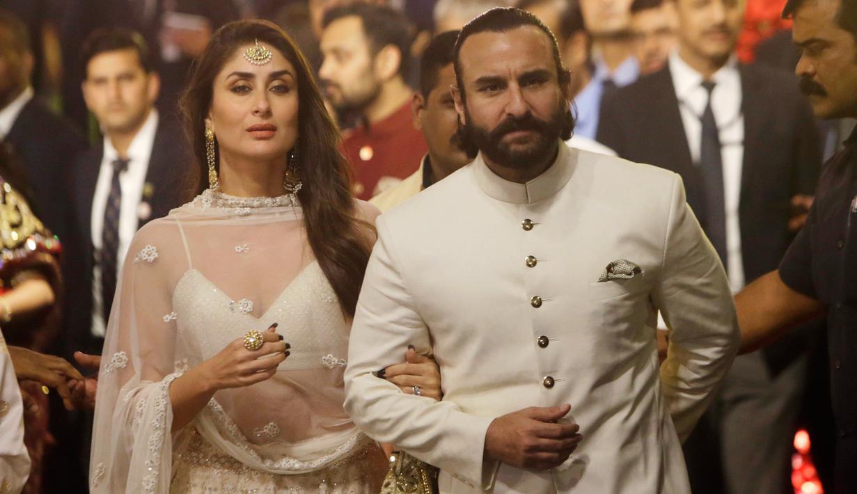 Pasangan selebritis Bollywood, Kareena Kapoor dan Saif Ali Khan menghadiri pernikahan Isha Ambani dan Anand Piramal di Mumbai, Rabu (12/12). Isha merupakan putri orang terkaya di India menurut Forbes, Mukesh Ambani. (AP/Rajanish Kakade)
