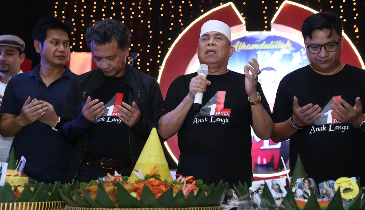 Suasana ulang tahun pertama berlangsung dengan meriah dan penuh kekeluargaan. Tidak ada perbedaan baik pemain atau kru sinetron yang tayang  setiap hari di SCTV tersebut. (Nurwahyunan/Bintang.com)