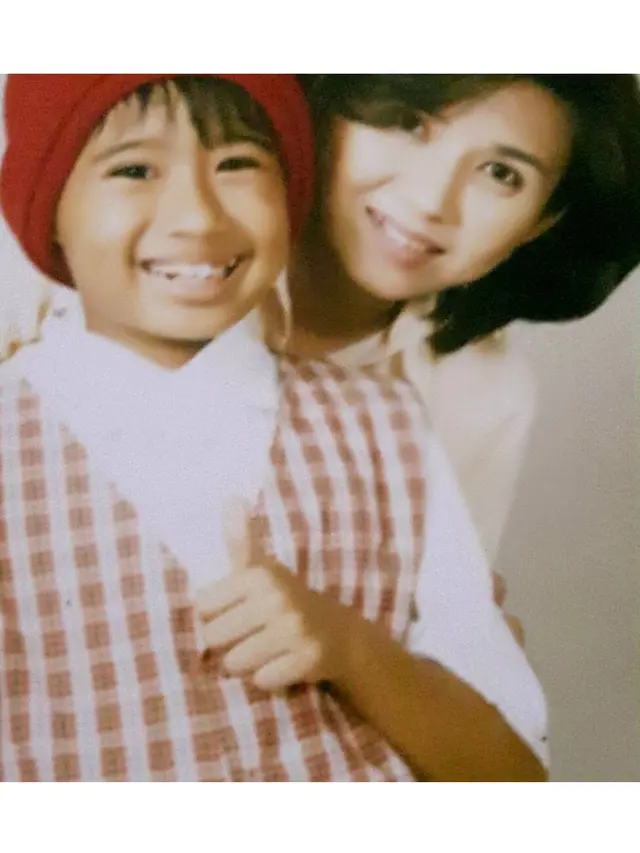 Jarang Terekspos, Ini 6 Momen Kebersamaan Joshua Suherman dan Ibunda