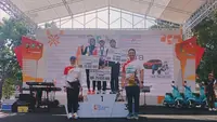 Kapolda Riau Irjen Mohammad Iqbal beserta istri menyerahkan hadiah kepada peserta Riau Bhayangkara Run di Pekanbaru. (Liputan6.com/M Syukur)