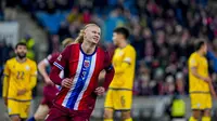Momen striker Norwegia Erling Haaland cetak gol ke gawang Moldova. (Terje Pedersen / NTB / AFP)