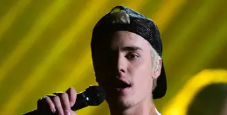 Di atas panggung Justin Bieber punya penampilan yang luar biasa. Sering kali bernyanyi dibarengin dengan aksi ngedance. Naas, Justin Bieber terpeleset diatas panggung. (Bintang.com/AFP)