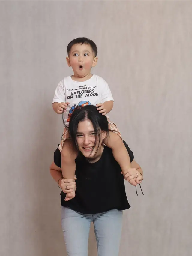 Terlihat Seperti Kakak sedang Menggendong Adiknya