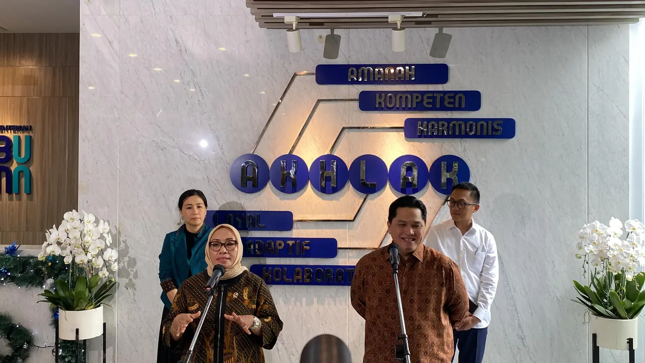 Menteri Badan Usaha Milik Negara (BUMN) Erick Thohir saat ditemui di Kantor Kementerian BUMN, Jakarta, Selasa (24/12/2024). (Tira/Liputan6.com)