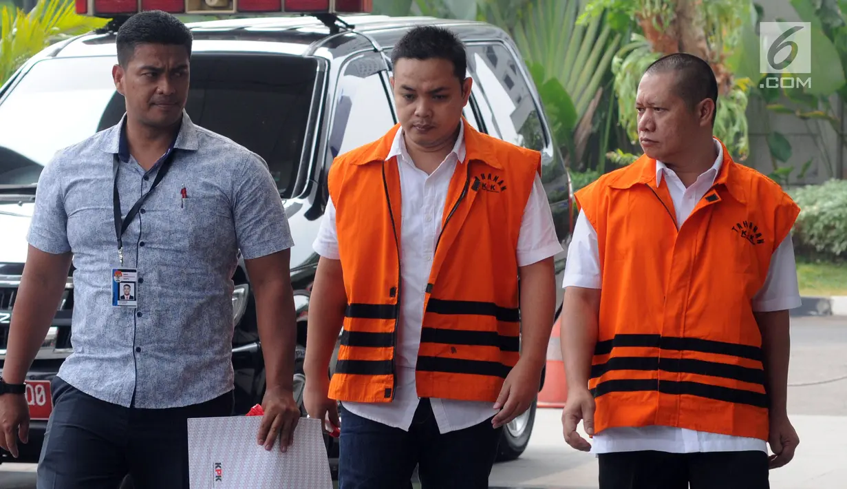 Dua tersangka Eka Kamaludin (kiri) dan Kabag ULP Purbalingga Hadi Iswanto (kanan) tiba untuk menjalani pemeriksaan oleh penyidik di gedung KPK, Jakarta, Kamis (12/7). (Merdeka.com/Dwi Narwoko)