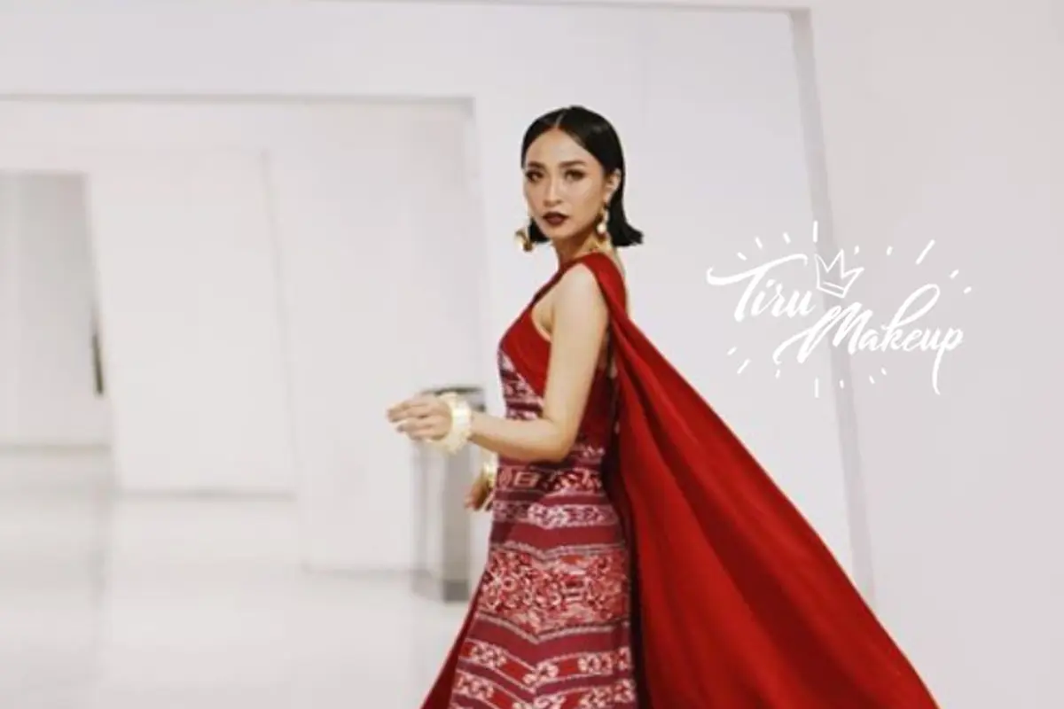 Tiru Makeup: Gunakan Lipstik Merah, Rinni Wulandari Nampak Lebih Fresh