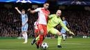 Penyerang AS Monaco, Radamel Falcao berusaha membawa bola dari kawalan kiper Manchester City, Willy Caballero pada pertandingan Leg pertama 16 besar Liga Champions di stadion Etihad, Inggris (22/2). City menang atas AS Monaco 5-3. (AFP Photo / Oli Scarff)