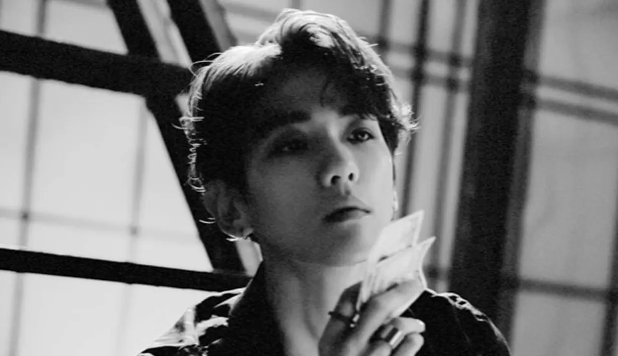 Baekhyun punya kebiasaan yang sedikit aneh, ia sangat senang saat bergelantungan di tangan Chanyeol. (Foto: Allkpop.com)