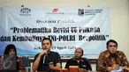 Pengamat politik Imparsial, Al Araf (kedua kiri) memberikan pernyataan saat diskusi di gedung YLBHI Jakarta, Sabtu (23/4/2016). Diskusi membahas Problematika Revisi UU Pilkada dan Kembalinya TNI-Polri Berpolitik. (Liputan6.com/Helmi Fithriansyah)