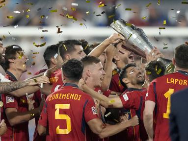 Laga dramatis tersaji pada final UEFA Nations League 2022/2023 antara Spanyol menghadapi Kroasia di De Kuip Stadium, Rotterdam, Senin (19/6/2023) dini hari WIB. Spanyol akhirnya keluar sebagai juara setelah menang 5-4 atas Kroasia lewat adu penalti setelah dalam waktu normal hingga perpanjangan waktu berakhir kedua tim sama-sama tak mampu mencetak gol. Dari 5 penendang pertama, baik Spanyol maupun Kroasia sama-sama mengalami satu kali kegagalan, hingga skor imbang 4-4. Dani Carvajal akhirnya menjadi penentu kemenangan 5-4 Spanyol atas Kroasia via sepakan Panenka-nya yang mengecoh kiper Dominic Livakovic, setelah sebelumnya Unai Simon mampu memblok eksekusi Bruno Petkovic. (AP Photo/Peter Dejong)