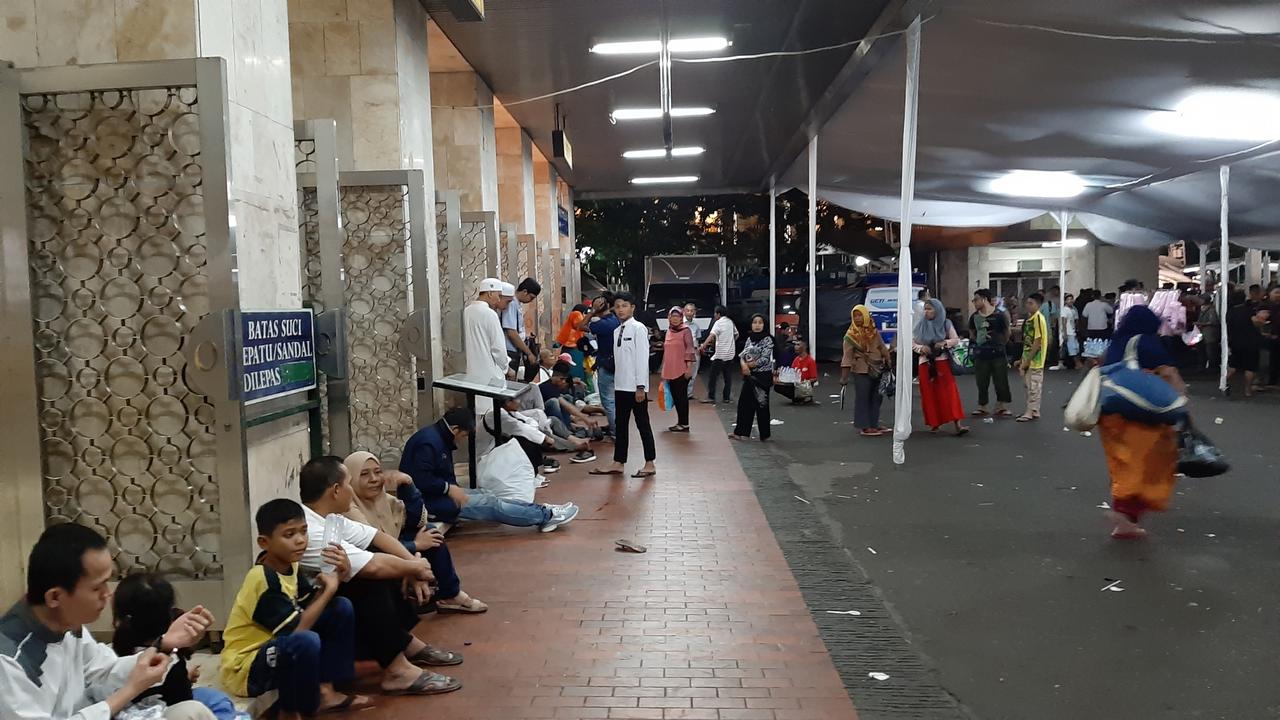 Suasana di Masjid Istilal, Jakarta, Selasa malam (4/6/2019) atau mejelang Lebaran 2019.