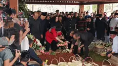 Megawati Tabur Bunga di Makam Guruh, Antar Adik ke Peristirahatan Terakhir