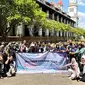 Mahasiswa Summer Course Departemen Bisnis dan Keuangan SV Undip berada di pelataran gedung Lawang Sewu. Foto: liputan6.com/edhie prayitno ige&nbsp;