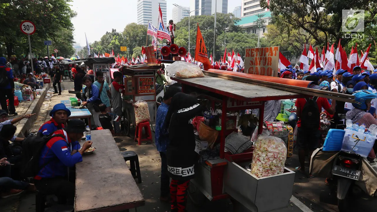 Mengais Rezeki saat Demo Hari Buruh 2018