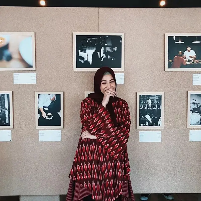 7 Model Baju Batik Wanita Berhijab ala Artis Indonesia yang Bisa Dijadikan Inspirasi di Tahun 2024